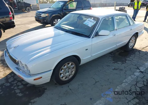 2001 Jaguar Xj8 z USA, uszkodzony, nr VIN SAJDA14C91LF28245